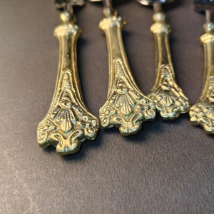 Juego de Cubiertos Victorianos con Relieve Dorado, Patrón Floral Intrincado, Mango de Latón con Cubiertos de Acero Inoxidable, Juego de Cubiertos de Lujo - Product Image 6