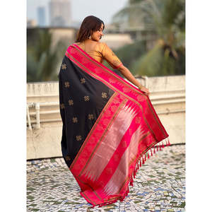 Sari en soie noire douce traditionnelle Elite Weaves avec contraste tissé Zari 650g pour mariages - Product Image 4