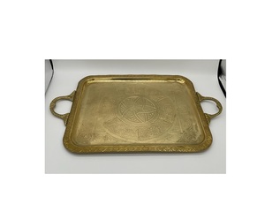 Elegante Bandeja de Servicio de Latón para una Mesa Sofisticada con Motivos Detallados, Construcción Robusta y Acabado Brillante - Product Image 1