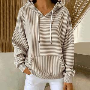 เสื้อฮู้ดผู้หญิงแบบสั่งทำขายส่ง OEM พร้อมโลโก้ตามสั่ง เสื้อสเวตเชิ้ตสีพื้นแบบสวมใส่สบายสำหรับฤดูใบไม้ร่วง มีเชือกผูก คอวีหลวมๆ มีกระเป๋า ผลิตจากผ้าฝ้าย 100% - Product Image 3