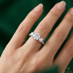 Anillo de Compromiso Lumera de Joyería Fina con Diamante Cultivado en Laboratorio, 45 Piedras, Bañado en Rodio, Diamantes Pavé Laterales, Clásico para Mujer, IGI - Product Image 5