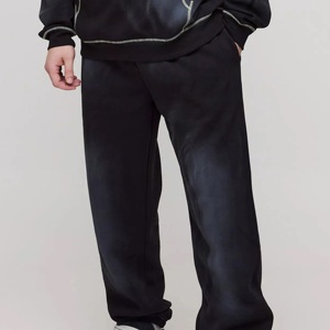 Survêtement léger en molleton noir pour homme, style formel, avec motif gaufré personnalisé et effet délavé contrasté, idéal pour les tenues formelles masculines. - Product Image 4