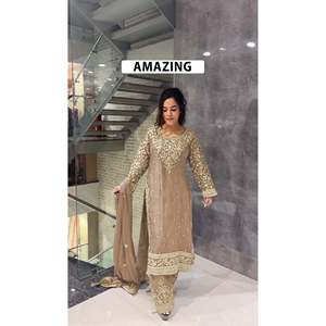 Bel ensemble de costume haut-bas brodé et Dupatta pour femmes avec travail de séquence - Product Image 3