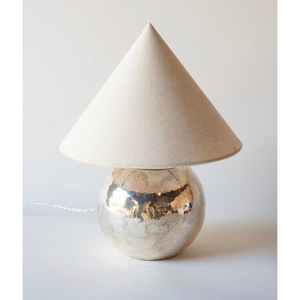 Lampes de table en métal martelé Wabi-Sabi, lampe de chevet sphérique argentée de luxe avec abat-jour en tissu, lampe de bureau artisanale vintage - Product Image 1