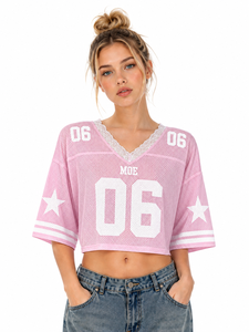 Camiseta Corta de Fútbol Americano para Mujer, con Encaje Elegante, Color Rosa Pastel, Estilo Y2K, Corte Cuadrado, Cuello en V, Diseño Gráfico Varsity - Product Image 4