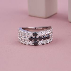 Anillo de Diamantes de Corte Redondo Moderno para Hombre, Cultivado en Laboratorio, Certificado IGI, Claridad VVS, Banda de Oro Blanco, Proveedor de Joyería India al por Mayor - Product Image 1