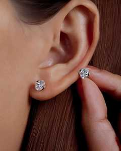 Boucles d'oreilles solitaires ovales en diamant de laboratoire scintillant de 1,01 carat avec or massif 14 carats, idéales pour les femmes, pour les fêtes et comme bijoux de promesse - Product Image 4