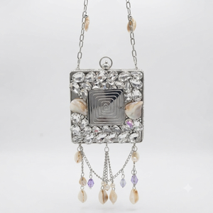 Minaudière carrée de luxe incrustée de cristaux avec breloques coquillages et chaîne, pochette rigide en métal avec motif spirale - Product Image 1