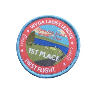 Écussons tissés personnalisés pour vêtements - Écussons à coudre écologiques avec des motifs d'alphabet et de fleurs, commandes en gros de haute qualité - Product Image 1