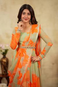 Un vestido drapeado indo-occidental contemporáneo que combina a la perfección la elegancia de un sari tradicional con la comodidad de un estilo moderno. - Product Image 6