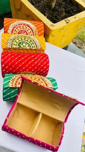 Caja de joyería de lujo hecha a mano por un diseñador, caja cuadrada bordada con diseño de diamantes dorados, ideal para regalo de novia. - Product Image 6