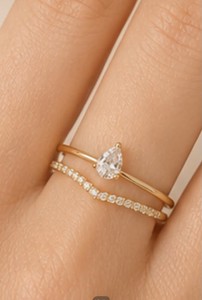 Bague solitaire en diamant CVD de laboratoire en forme de goutte et alliance de mariage incurvée assortie – Fabricant de bijoux fins - Product Image 1