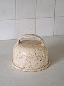 Elegante Mantequillera Mate con Tapa Cuadrada Abombada, Perilla de Fácil Agarre, Bandeja Profunda para Servir, Moderno Contenedor de Mantequilla para Encimera de Cocina - Product Image 6