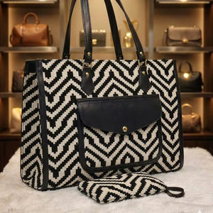 Ensemble de sacs fourre-tout en toile Chevron Zigzag de luxe 2026 — 2 sacs à bandoulière pour femme avec poche avant et pochette assortie - Product Image 1