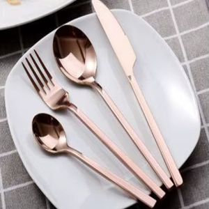 Colección de cubiertos y vajilla Crimson Regal inspirada en el estilo real, diseñada para un hostelería de lujo audaz. - Product Image 1