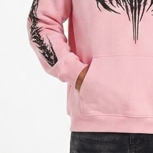 เสื้อฮู้ดผู้ชายสีชมพูแบบโอเวอร์ไซส์สั่งทำขายส่ง พร้อมลายพิมพ์โลโก้ค้างคาวสีดำด้านหน้าและด้านแขน ดีไซน์ลำลองสำหรับใส่ในฤดูใบไม้ร่วง - Product Image 6