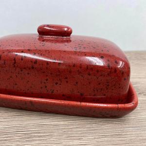 Pot à beurre rustique moucheté avec couvercle en dôme, base stable et plateau de service – Rangement élégant pour comptoir de cuisine, idéal pour la présentation du beurre frais - Product Image 2