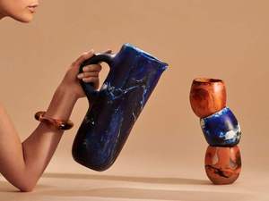 Nouvelle Carafe à Eau et Jus de Fruits de Luxe en Résine Bleue de Qualité Supérieure, Design Écologique et Floral, Idéale pour les Infusions de Thé et Personnalisable pour Mariages - Product Image 5