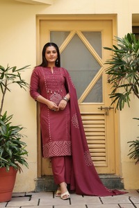 Ensemble Kurti droit en pur coton de qualité supérieure pour femme, avec pantalon et dupatta, orné de motifs miroir et imprimés - Product Image 2