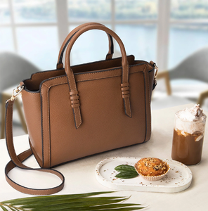 Sac fourre-tout élégant en cuir beige avec poignées structurées et accents dorés. Élégant et chic. Disponible à prix de gros. - Product Image 1