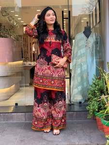 Conjunto de Kurta Floral con Estampado Digital Rojo para Mujer, Ropa Casual Étnica Estilo India Pakistán, Corte Regular, Secado Rápido, Algodón - Product Image 5