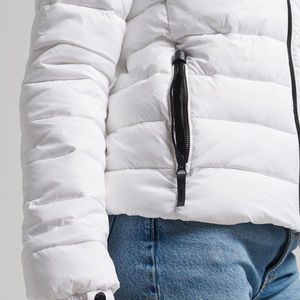 Chaqueta Acolchada Blanca para Mujer, Manga Larga, con Capucha, Cierre de Cremallera, Color Sólido, Largo Regular, Relleno de Poliéster, Logotipo Personalizado - Product Image 6