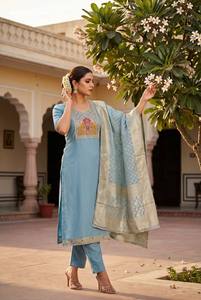 Collection de costumes longs, pantalons et dupattas en coton et soie P-V Simar aux couleurs étonnantes, entièrement cousus avec travail manuel sur le col, exportateur mondial - Product Image 4