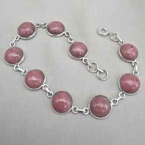 กำไลข้อมือโรโดโครไซต์ชุบทองเงินแท้ 925 ประดับพลอยสีชมพูทรงคาโบชอง งานแฮนด์เมดสำหรับผู้หญิง ระดับพรีเมียมสุดหรู - Product Image 5