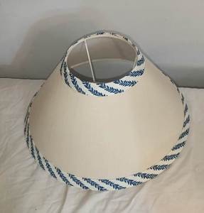 Nueva llegada: Pantalla de lámpara mini tipo cono, hecha a mano, con forma de campana, de tela de algodón Anna, con patrón de hojas azules y anillos de montaje E27. - Product Image 1
