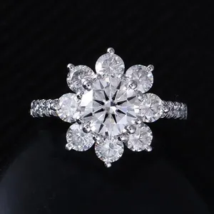 Bague de mariage pour femme avec diamant simulé de taille ronde, plaquée or blanc 14 carats - Product Image 5