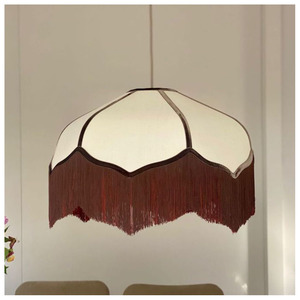 Lámpara Colgante de Tela Vintage, Lámpara de Techo con Cúpula Festoneada Crema Retro, con Borlas de Flecos Color Borgoña, en Venta - Product Image 1