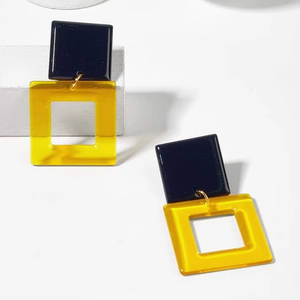 ต่างหูเรซินมีสไตล์สำหรับผู้หญิง ดีไซน์น้ำหนักเบา เหมาะสำหรับการสวมใส่ในชีวิตประจำวัน ลุคปาร์ตี้ และชุดแฟชั่นทันสมัย - Product Image 1