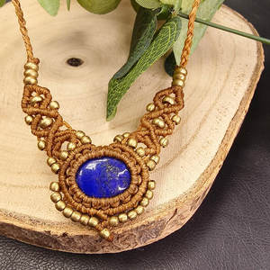 Collier pendentif papillon en macramé fait main avec perle d'eau douce taille émeraude, cordon marron, perles de cuivre, bijoux bohèmes ajustables - Product Image 3