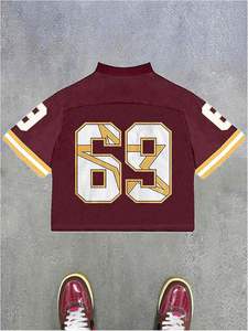 เสื้อฟุตบอลผ้าฝ้ายออร์แกนิคสีแดงเลือดหมู หมายเลข 69 ปีกสีขาวทอง คอวี แขนสั้น สไตล์วินเทจสำหรับผู้ชาย ทรงปกติ - Product Image 2