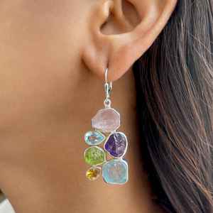 Pendientes de Plata de Ley 925 Hechos a Mano con Piedras Naturales Variadas y Diseño Elegante - Product Image 1