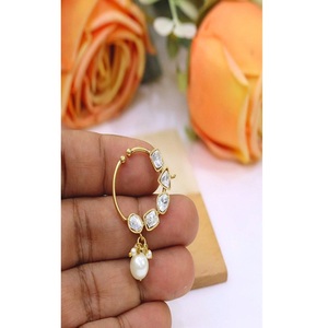 Elegantes pendientes de perlas chapados en oro con diseño de borlas de circonita tallada en forma de pera para mujeres, joyería romántica para bodas. - Product Image 1