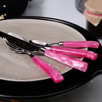 Ensemble de couverts écologiques modernes avec manches en résine rose, couverts en acier inoxydable poli miroir pour la table à manger à la maison, Hasan Craft