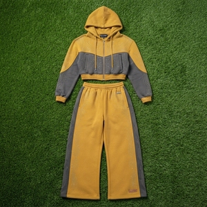 Conjunto Deportivo de Dos Piezas para Mujer, Sudadera Corta con Cierre y Bloques de Color Mostaza, Pantalones Deportivos Anchos con Detalles de Pedrería - Product Image 5