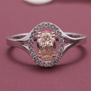 Anillo de compromiso con halo de diamantes ovalados color melocotón certificados por IGI, con tallo dividido en oro de 14 quilates - Product Image 1