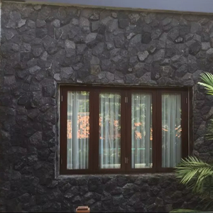 Revêtement mural extérieur en pierre de lave noire naturelle de Bali, finition champignon coupé à l'arc, design moderne pour villas et hôtels - Product Image 1