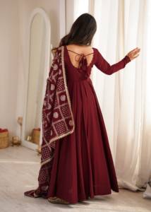 Vestido Anarkali de diseñador en seda romana Chanderi 16 Kali con parte inferior en seda romana Chanderi y dupatta de georgette sintética, conjunto listo para usar. - Product Image 5