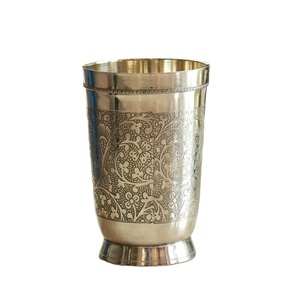 Elegante vaso de metal y vidrio, bellamente elaborado a mano con intrincados grabados florales y de paisley. Vaso de latón grabado de 250 ml. - Product Image 1