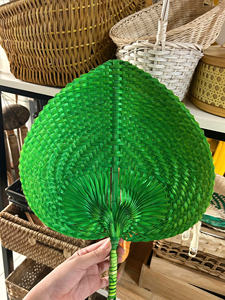 Éventail artisanal en feuille de palmier vietnamien avec peinture décorative, couleur et logo personnalisés - Cadeau promotionnel pour mariage et fête - Product Image 6