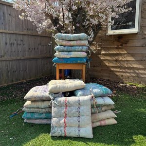 Lot de coussins de chaise vintage Kantha en gros : Coussins de siège faits main en coton recyclé - Product Image 1