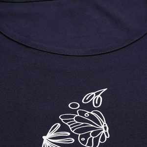 ชุดเสื้อยืดพิมพ์ลายดอกไม้สีน้ำเงินกรมท่าสำหรับผู้หญิง พร้อมกางเกงขาสั้นลายดาวสีเทา ชุดลำลองสำหรับฤดูร้อน ผ้าฝ้าย 100% ระบายอากาศได้ดี เนื้อผ้าถัก - Product Image 4
