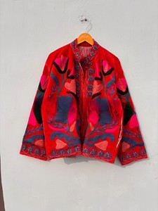 เสื้อแจ็คเก็ตกำมะหยี่สีแดงทำมือขายดีประจำปี 2026 สำหรับผู้หญิง ลายดอกซูซานีสีสันสดใส ปักลายด้วยมืออย่างหรูหรา เสื้อโค้ทฤดูหนาวราคาโรงงาน - Product Image 1