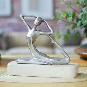 Sculpture en aluminium coulé conçue pour les intérieurs modernes, avec un équilibre artistique raffiné et une élégance métallique. - Product Image 5