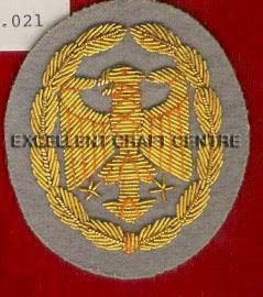 Écusson brodé à la main avec un motif d'aigle doré et d'une couronne de lauriers pour une utilisation sur uniforme - Product Image 4