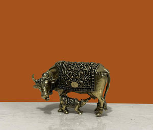 Statue de vache et de veau en laiton de haute qualité, décoration pour temple hindou et maison, fabriquée au Rajasthan, artisanale, excellent prix - Product Image 1