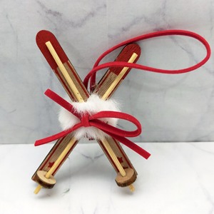 Décoration de Noël artisanale en bois en forme de luge avec ruban rouge et accent en fourrure pour la décoration de la maison pendant les fêtes - Product Image 1